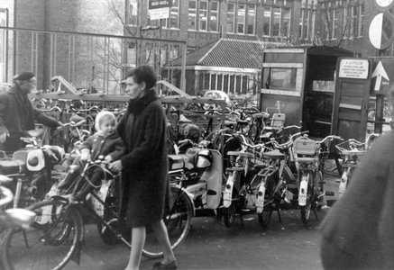 848390 Afbeelding van de rijwielstalling van A.M. Pouw op de Oudegracht bij de Viebrug te Utrecht; op de achtergrond de ...